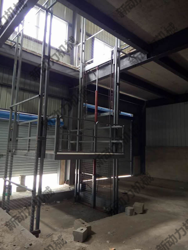 主体采用工字钢材料导轨升降机，其主体面积窄，适用于空间小，工作台面扩大的工作环境